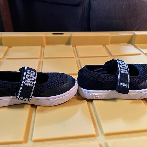 UGG kids Rennon Skimmer Mary Jane style shoes - Picture 3 of 5